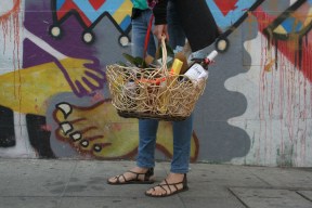 cesta_regalos_rebrota_malasana_rojomenta_concurso_balcones_2